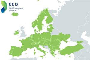 Eine Karte von Europa mit verschiedenen Grüntönen, die unterschiedliche EU-Regionen darstellen, und dem Logo des Europäischen Umweltbüros (EEB) oben links.