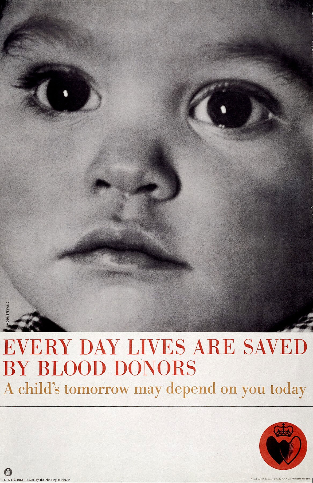 Plakat mit ernstem Kindergesicht in der Mitte, umgeben von fetter schwarzer Schrift, die "Jeden Tag rettet Blutspenden Leben" lautet.