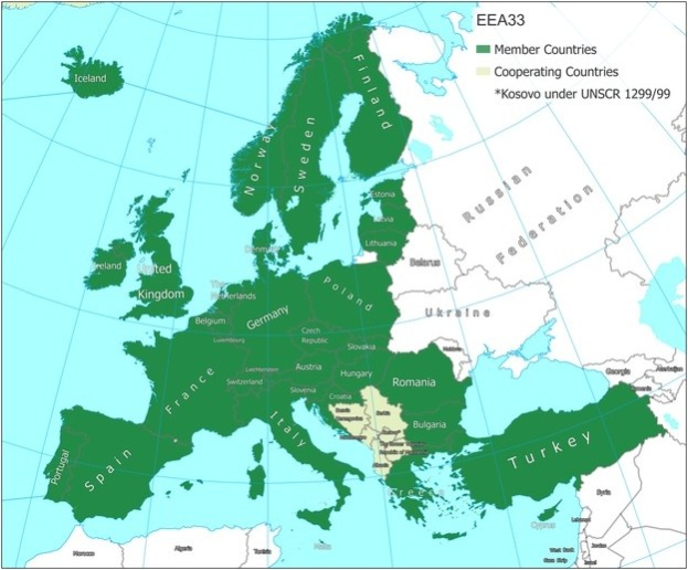 Ein Plakat mit einer detaillierten Karte von Europa, auf der die Mitgliedstaaten der Europäischen Union einschließlich ihrer Grenzen, Großstädte, Flüsse und geografische Merkmale hervorgehoben sind, sowie zusätzlicher Text mit Ländernamen und Grenzangaben.