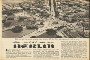 Alte Zeitung mit Schwarz-Weiß-Fotografie einer Stadtlandschaft, die Gebäude, Bäume und Fahrzeuge zeigt, begleitet von Text.