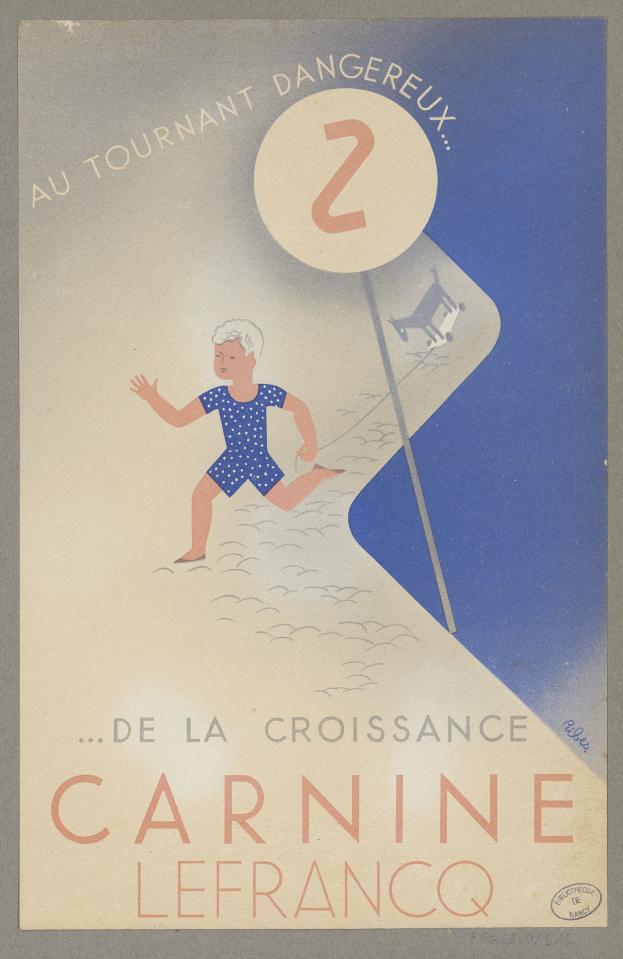 Eine Person in einem hellgelben Kleid lächelt in der Mitte eines Karnevalplakats, umgeben von der fettgedruckten Schrift "Karneval" in Schwarz.