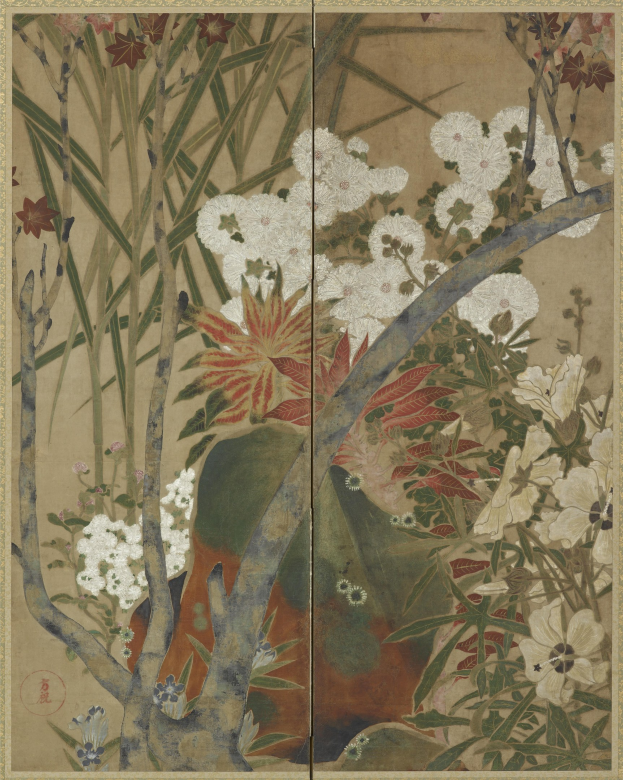 Ein japanischer Bildschirm mit einem leuchtenden Gemälde eines üppigen Landschaftsbildes mit detaillierten Blumen und Pflanzen in kräftigen Farben.