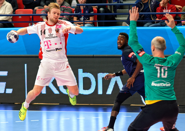 Männer bei einem Futsal-Spiel während der Futsal-Weltmeisterschaft 2019 zwischen Bayern München und Paris Saint-Germain, mit Zuschauern im Hintergrund.