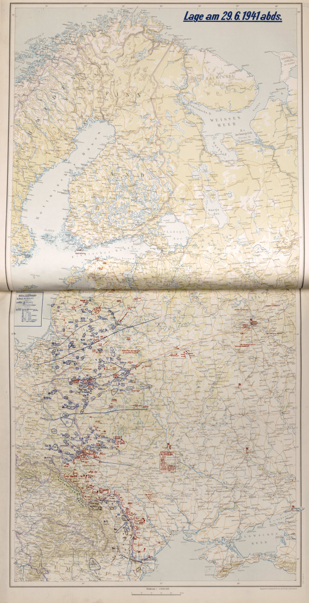 Ein altes Buch mit einer detaillierten Karte von Europa, das geographische Merkmale wie Flüsse, Berge und Städte zeigt, mit begleitendem Text, der zusätzliche Informationen bietet.