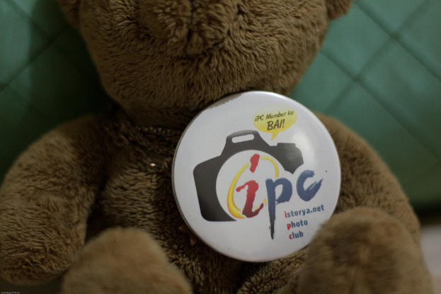 Ein Teddybär mit einem Abzeichen.