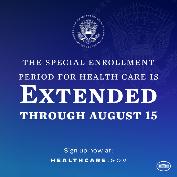 Ein Plakat mit Text und Logo, auf dem steht: "Die Sonderanmeldefrist für die Gesundheitsversorgung wird bis zum 15. August verlängert."