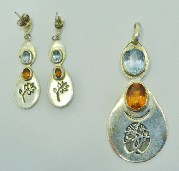 Ohrringe an einer Wand.