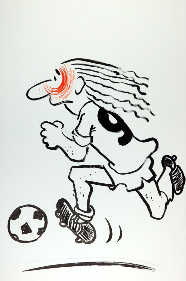 Ein Mädchen in einem Fußballtrikot tritt einen Ball auf einer weißen Fläche, ihr Gesichtsausdruck zeigt Entschlossenheit.