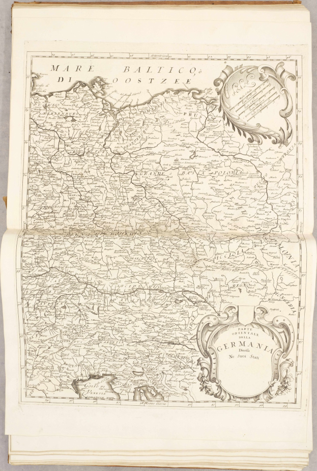 Ein altes Buch mit einer detaillierten Karte von Deutschland, auf der die regionalen Grenzen deutlich zu erkennen sind und begleitender Text.